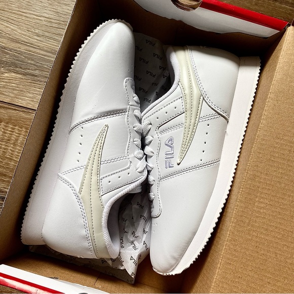 NEW in box ~ FILA Women’s White Machu Casual Walking Shoes Size 7.5 - Picture 5 of 7